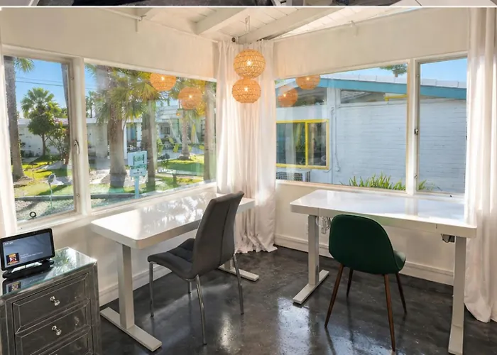 A PLACE IN THE SUN Hotel - ADULTS ONLY Big Units, 24h Heated Pool&Spa in 1 Acre Park Prime Location, DOG Friendly, TOP Midcentury Modern Boutique Hotel
